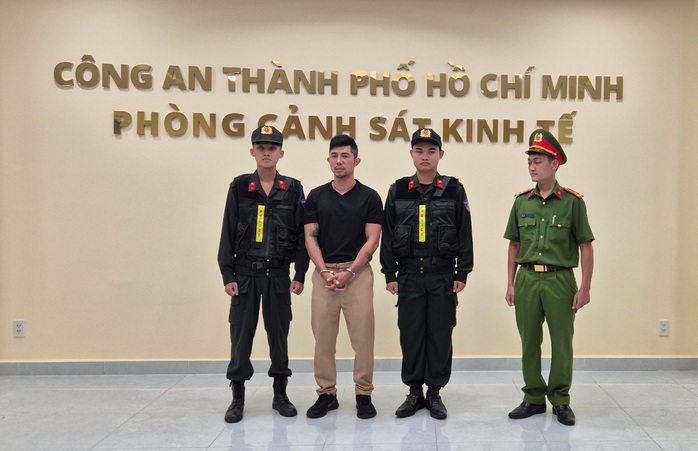 Công an TP HCM bắt ca sĩ Lương Bằng Quang- Ảnh 1. Công an TP HCM thi hành lệnh bắt ca sĩ Lương Bằng Quang