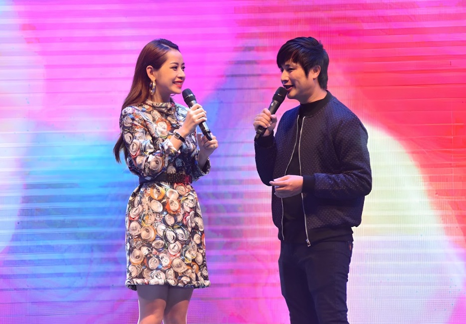 Nam MC dẫn trước 40 nghìn khán giả nói thẳng: 'Nhiều nghệ sĩ đến trễ'- Ảnh 2. MC đang tương tác cùng khán giả tại sự kiện