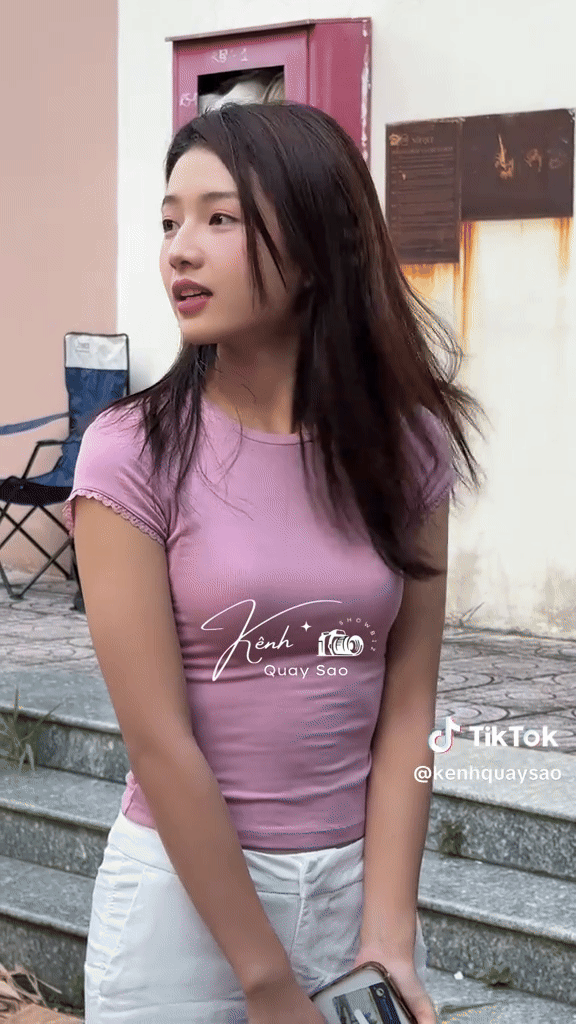 Bích Ngọc diện váy dài trắng thướt tha