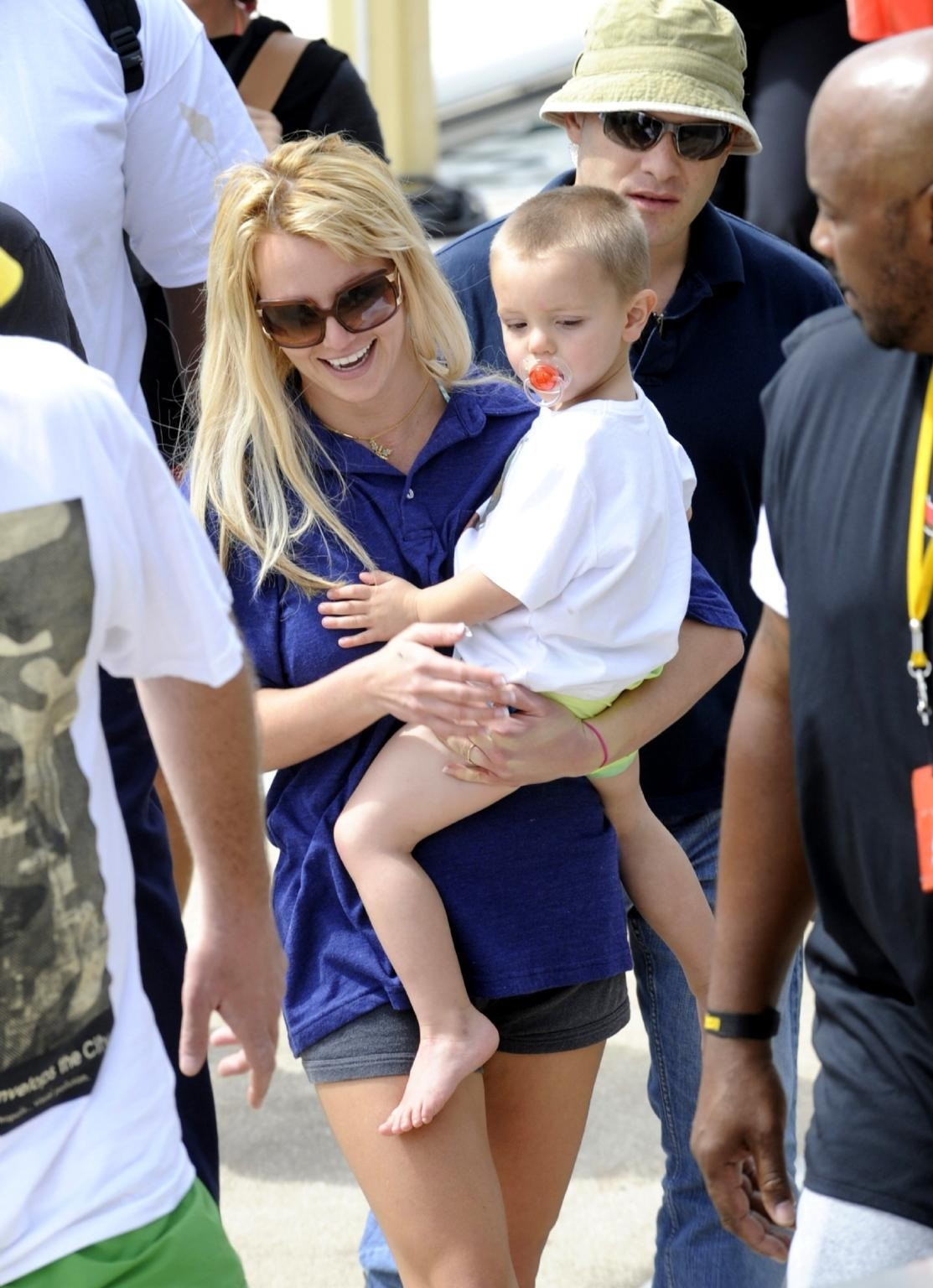 Britney Spears bị tố dùng ma túy khi cho con bú