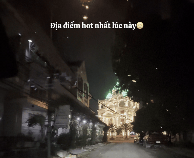 Livestream trước nhà Ngân Collagen Người dân livestream ghi lại cảnh tại căn biệt thự