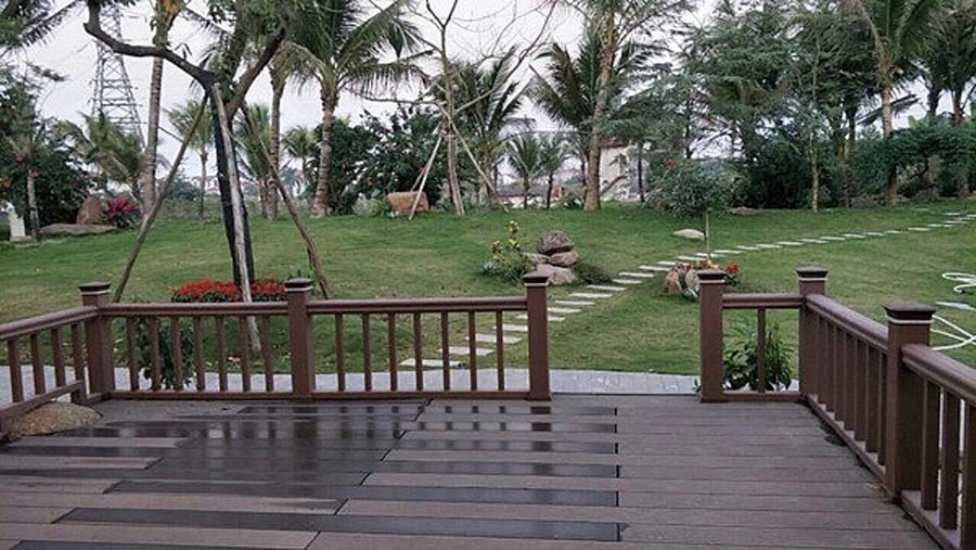 Bất động sản của NSND Xuân Bắc- Ảnh 6. Góc nhìn hiên nhà ra khu vườn xanh mướt