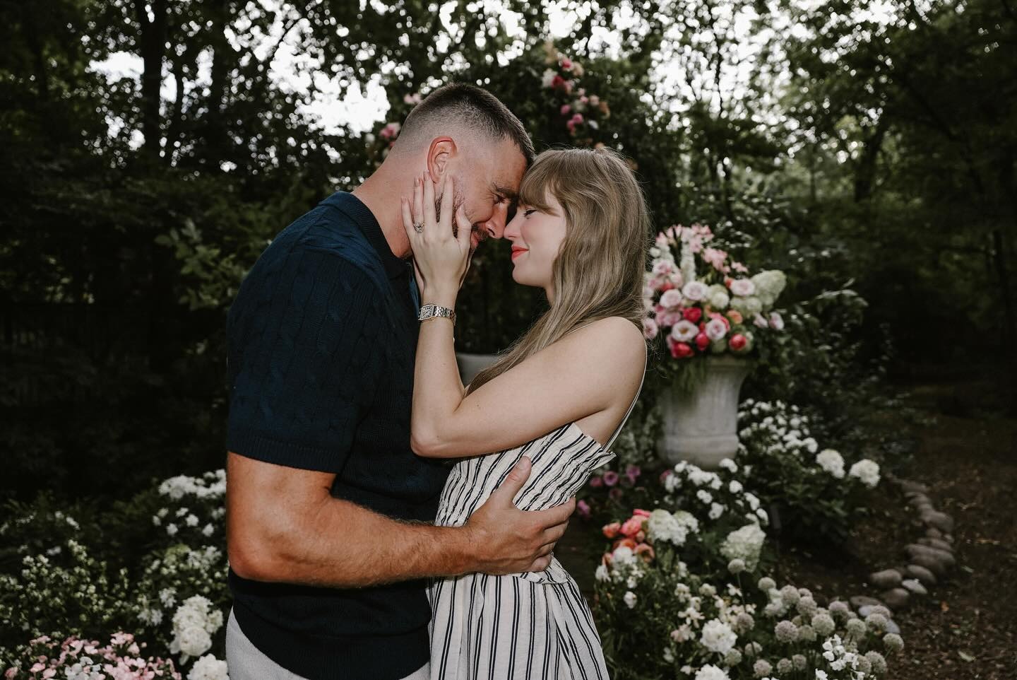 Taylor Swift và Travis Kelce trong lễ cầu hôn