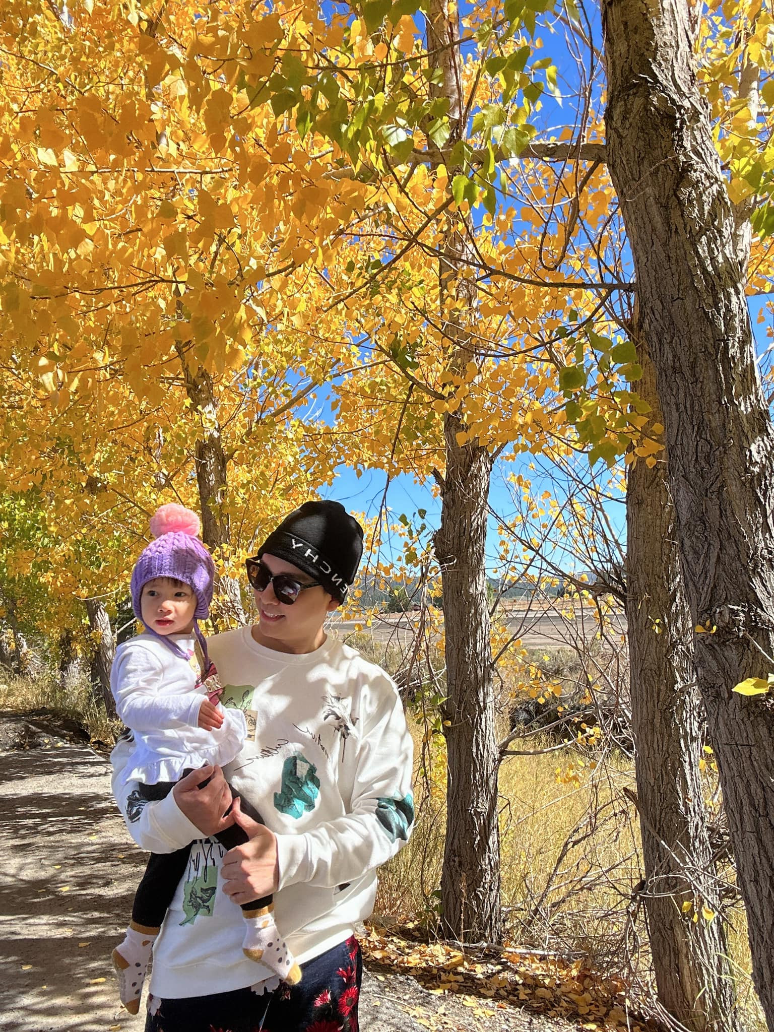 Nam ca sĩ ngồi không cũng có nửa tỷ mỗi tháng: Có 3 nhà ở Mỹ, 1 nhà ở Việt Nam, vợ 9x cực nóng bỏng- Ảnh 4. Hàng ngày, nam ca sĩ đều đưa đón con đi học.