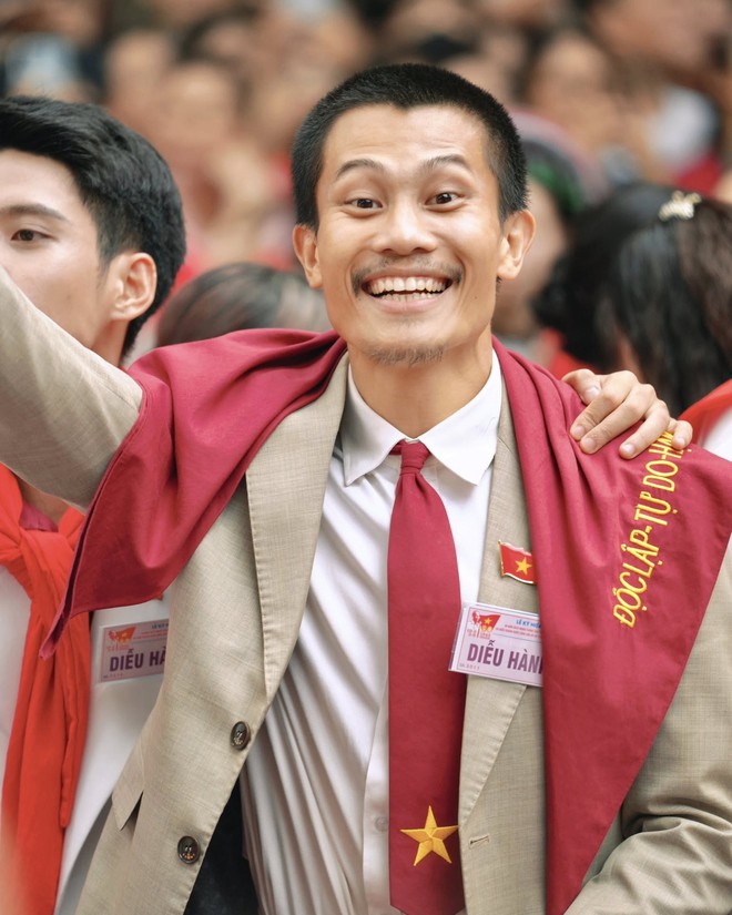 Phương Nam lịch lãm trong bộ suit