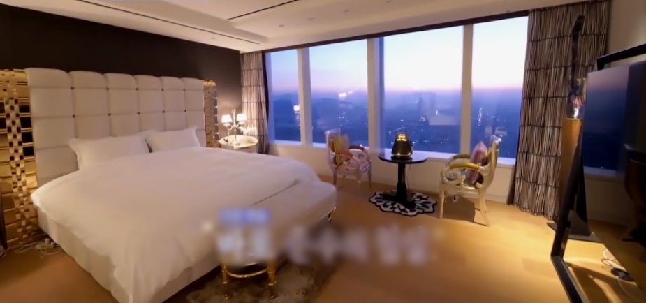 Phòng ngủ sang trọng với view thành phố Phòng ngủ rộng rãi có kính trong suốt nhìn ra view thành phố của Junsu