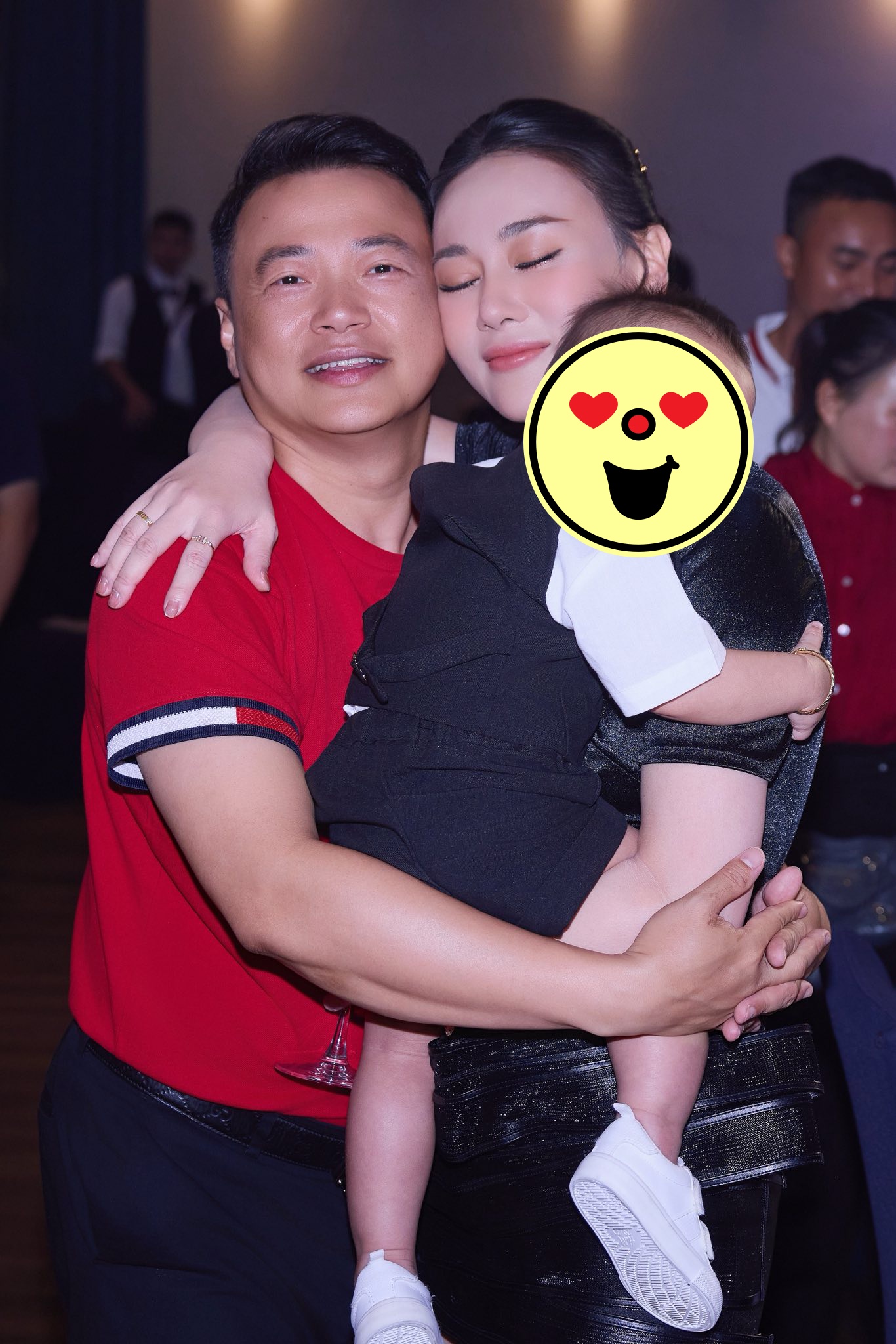 Phương Oanh chăm sóc hai con dịp Trung thu