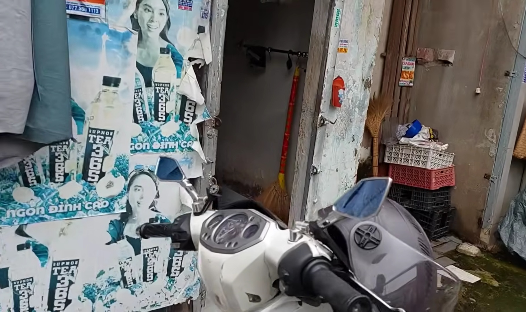 Nam nghệ sĩ đột quỵ, phải bán hết vàng: Giờ ở trọ 10m2, tình cảnh bần cùng- Ảnh 2. Cảnh trước cửa nhà trọ của nghệ sĩ