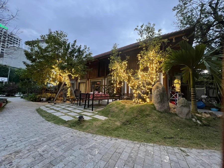 Bất động sản của NSND Xuân Bắc- Ảnh 5. Lối vào lát gạch đá và tiểu cảnh non bộ
