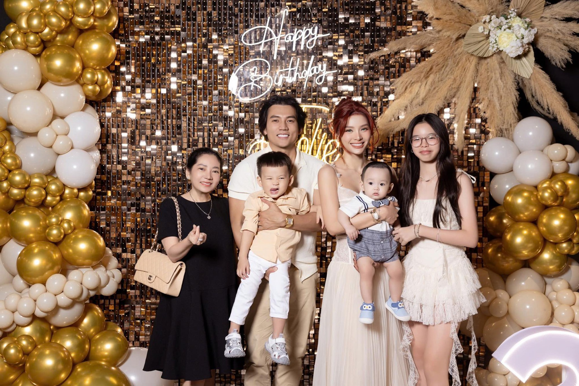 Phương Trinh Jolie cùng gia đình trong sinh nhật