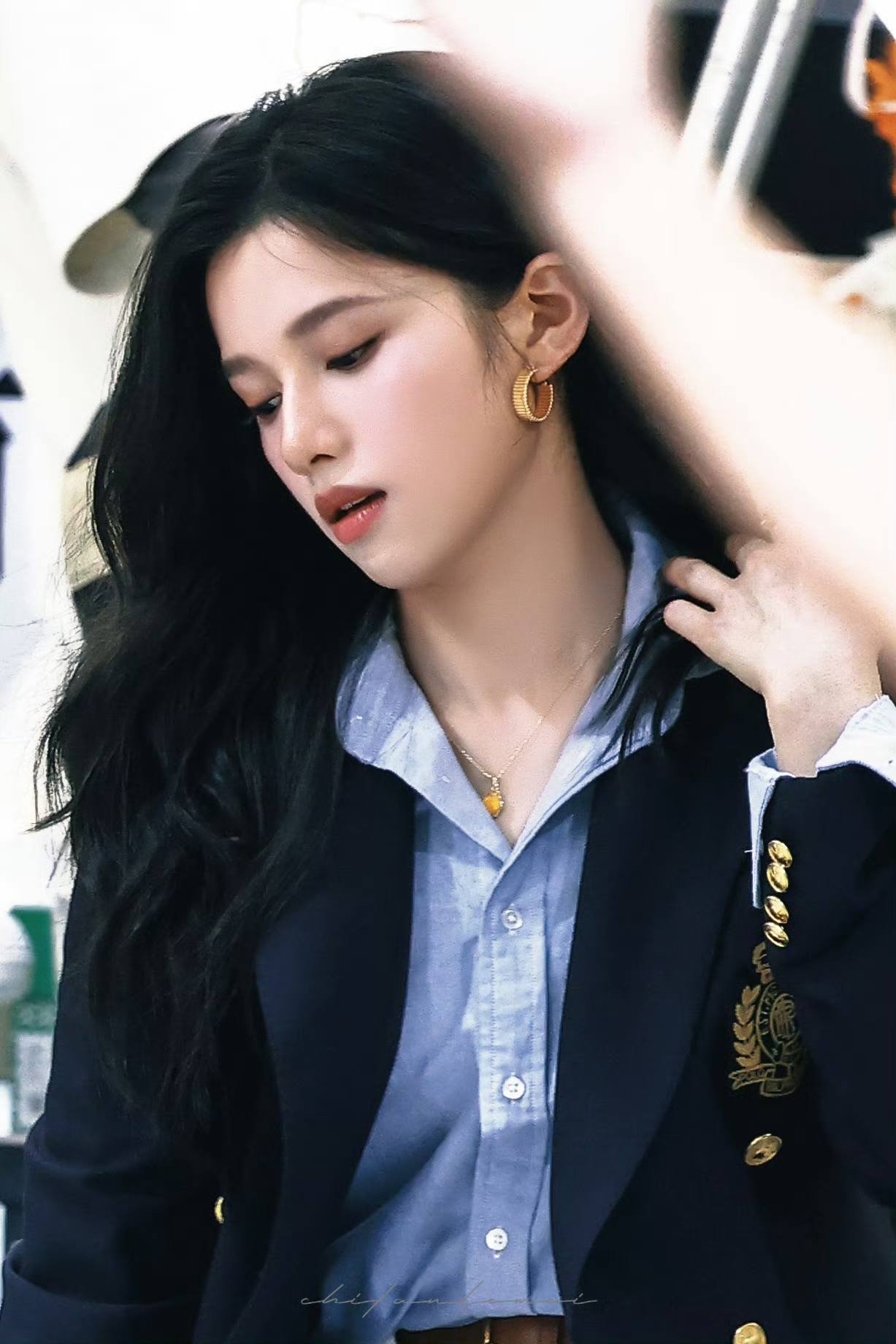 Ai photoshop cho công chúa showbiz mau bước ra xin lỗi khán giả: Visual đúng chuẩn cú lừa, không thể tin cùng 1 người- Ảnh 6. Trương Tịnh Nghi trong dự án Chó Hoang Và Xương