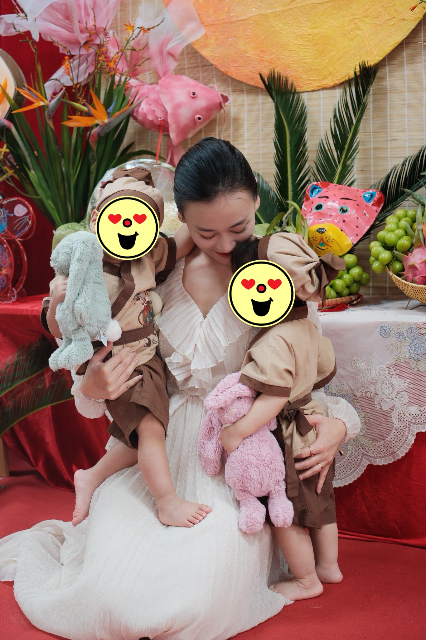 Phương Oanh đón Trung thu cùng hai con