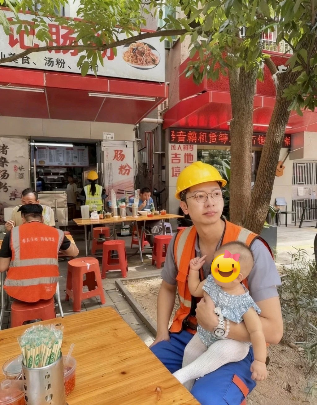 Cao Quân Hiền đi làm thợ hồ để kiếm tiền nuôi vợ con Nam vương bê gạch mưu sinh