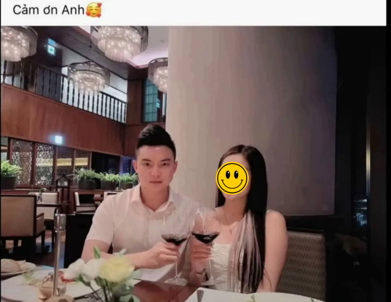 Hình ảnh thiếu gia Viết Vương thân thiết bên cô gái lạ gây xôn xao