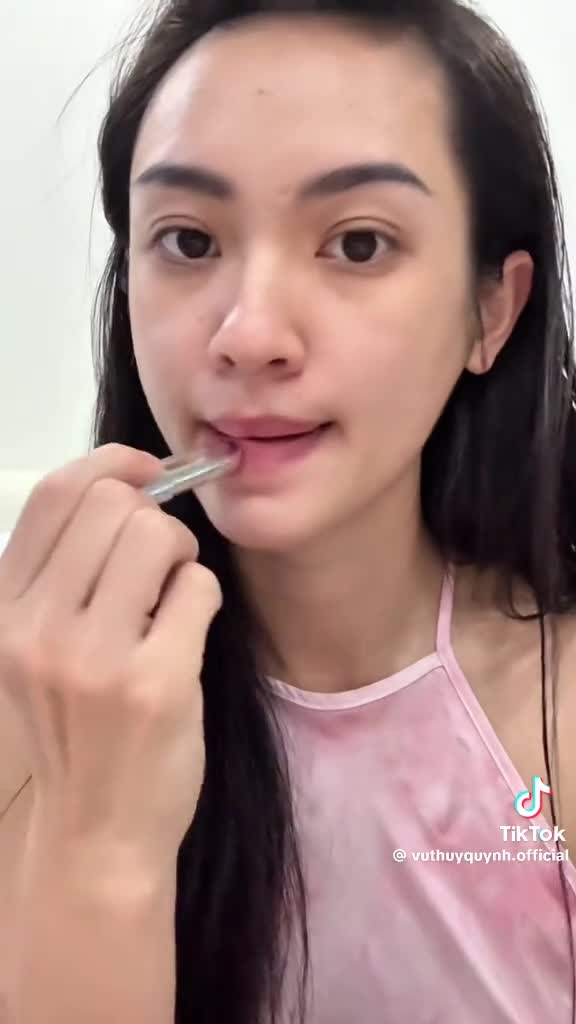 Á hậu Vũ Thúy Quỳnh chia sẻ clip trang điểm