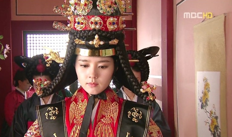 Han Ga In với tạo hình tân nương thoát tục