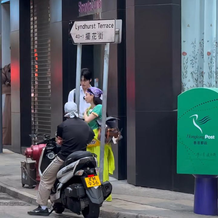 Trương Bá Chi xuống phố cùng trai trẻ Trương Bá Chi cùng một chàng trai trẻ tuổi ở Hong Kong