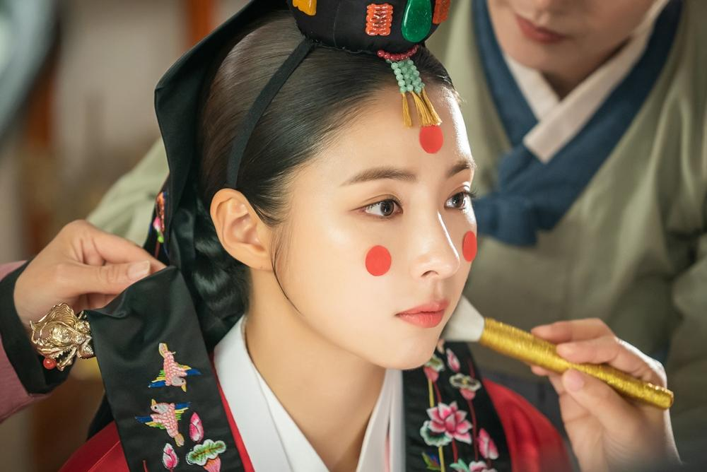 Shin Se Kyung mặc hanbok cưới truyền thống
