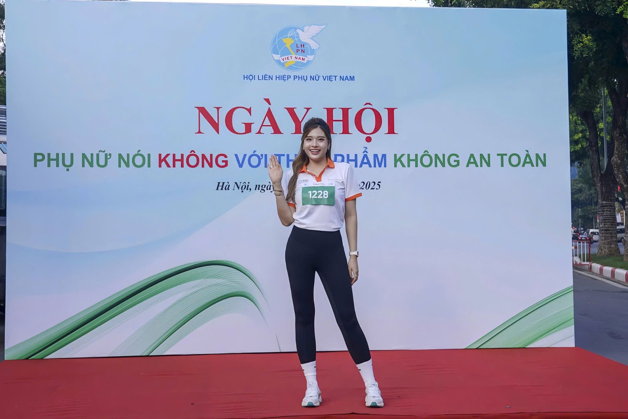 Hoa hậu Phan Hoàng Thu tại sự kiện chạy bộ vì môi trường không khói thuốc