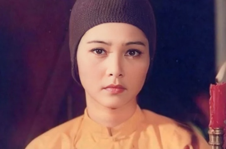 Vai diễn ni cô Huyền Trang với vẻ đẹp đằm thắm, thánh thiện. Vai diễn ni cô Huyền Trang