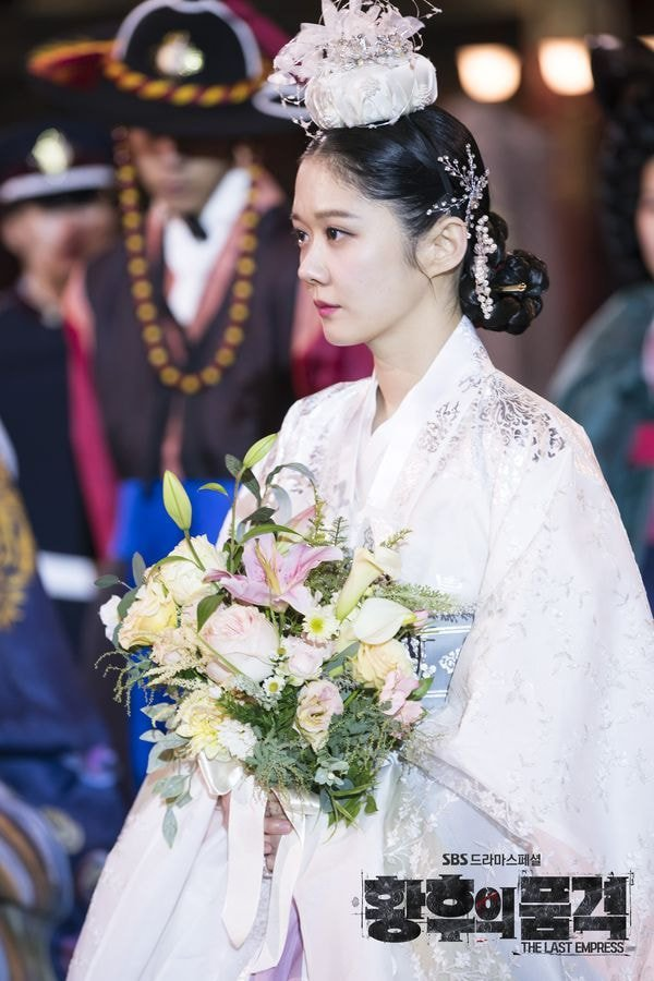 Jang Nara diện hanbok cưới tinh khôi