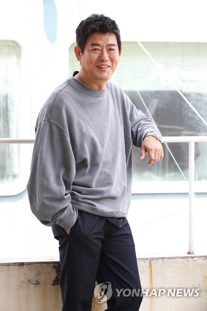 “Ông bố quốc dân” bị bạn lừa đảo, con số gây choáng váng- Ảnh 3. Nam diễn viên Sung Dong Il với hình ảnh ông bố quốc dân