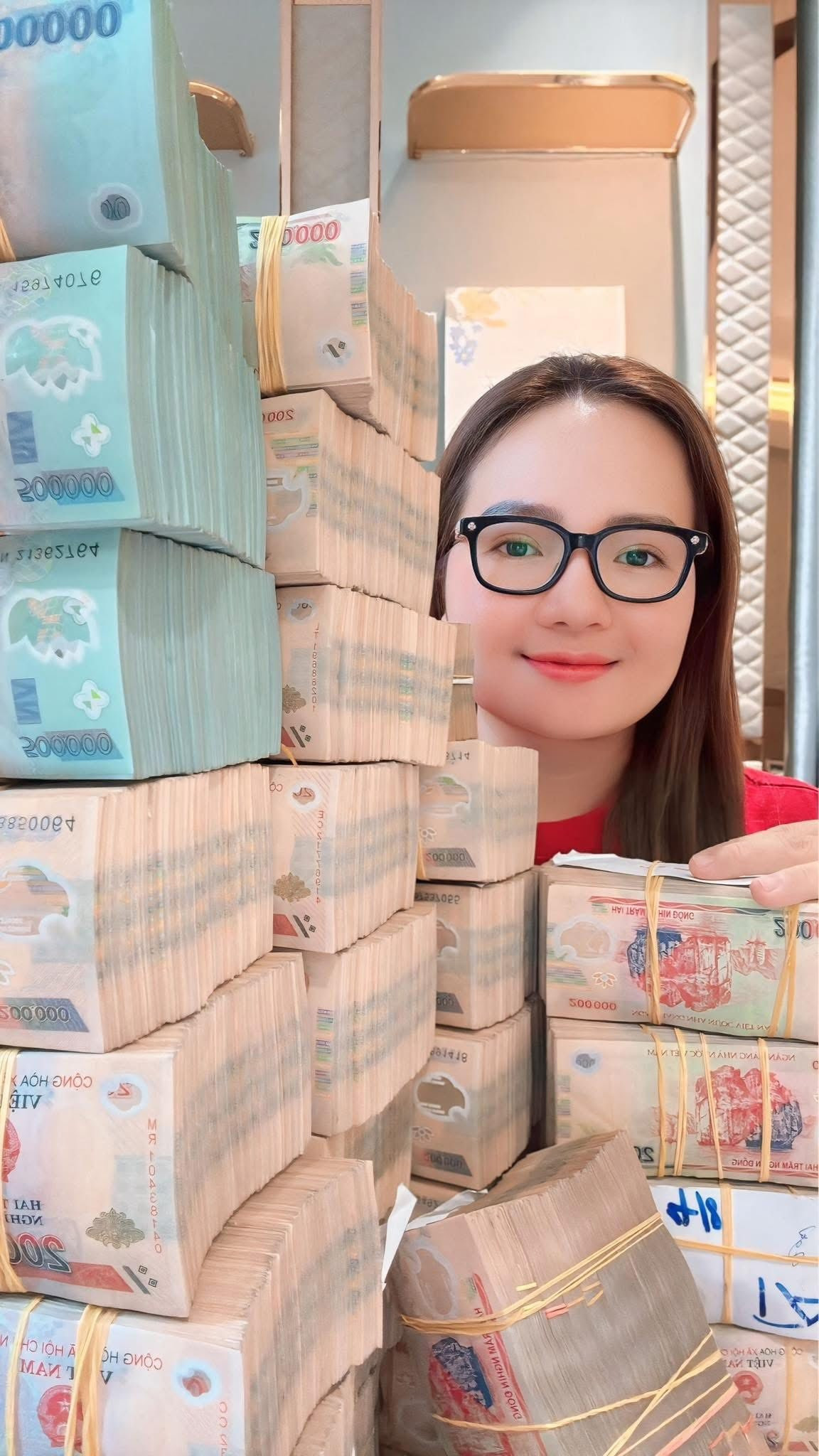 Vỏ bọc hào nhoáng của Hoàng Hường và Ngân 98