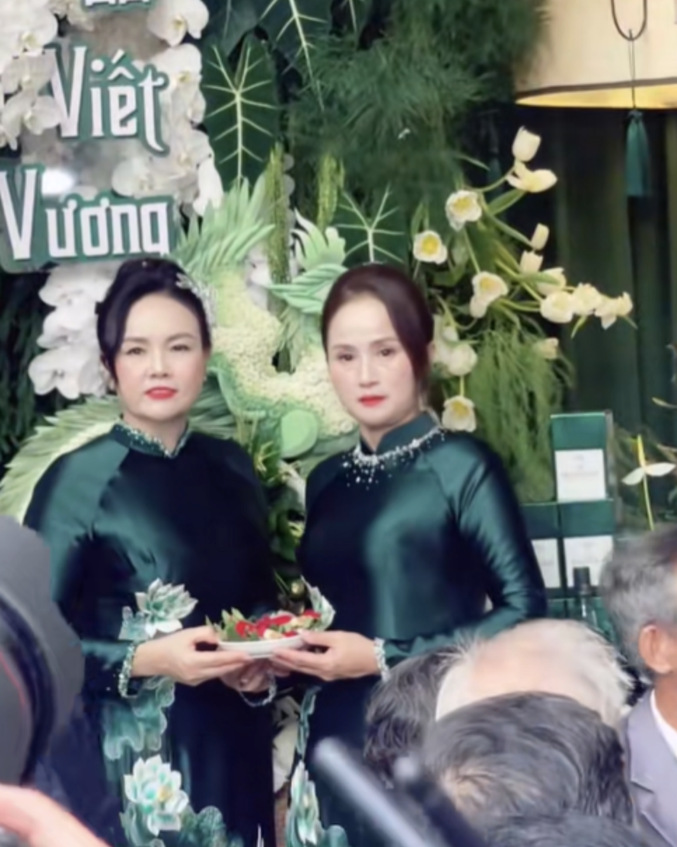 Mẹ chồng thực hiện nghi thức theo phong tục