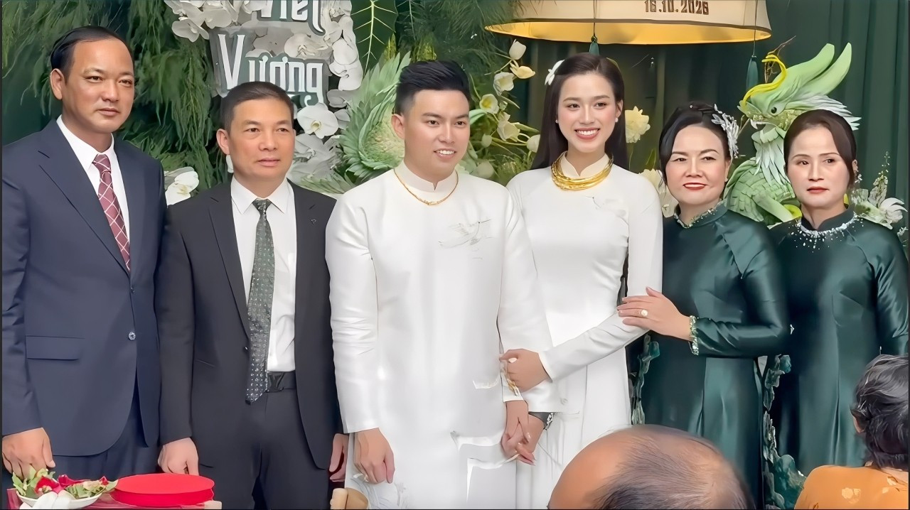 Gia đình nhà trai và nhà gái cùng cô dâu chú rể