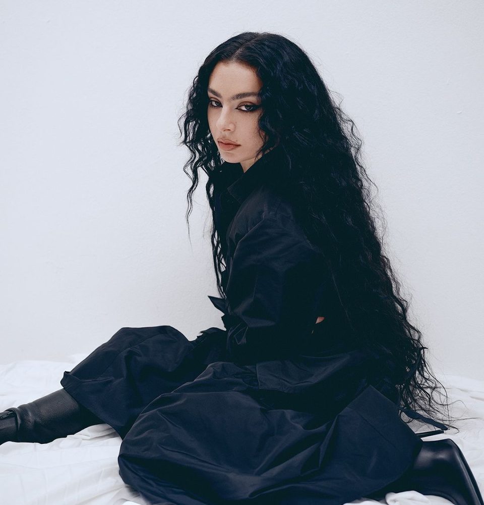 Charli XCX với danh xưng 'thánh tự luyến'