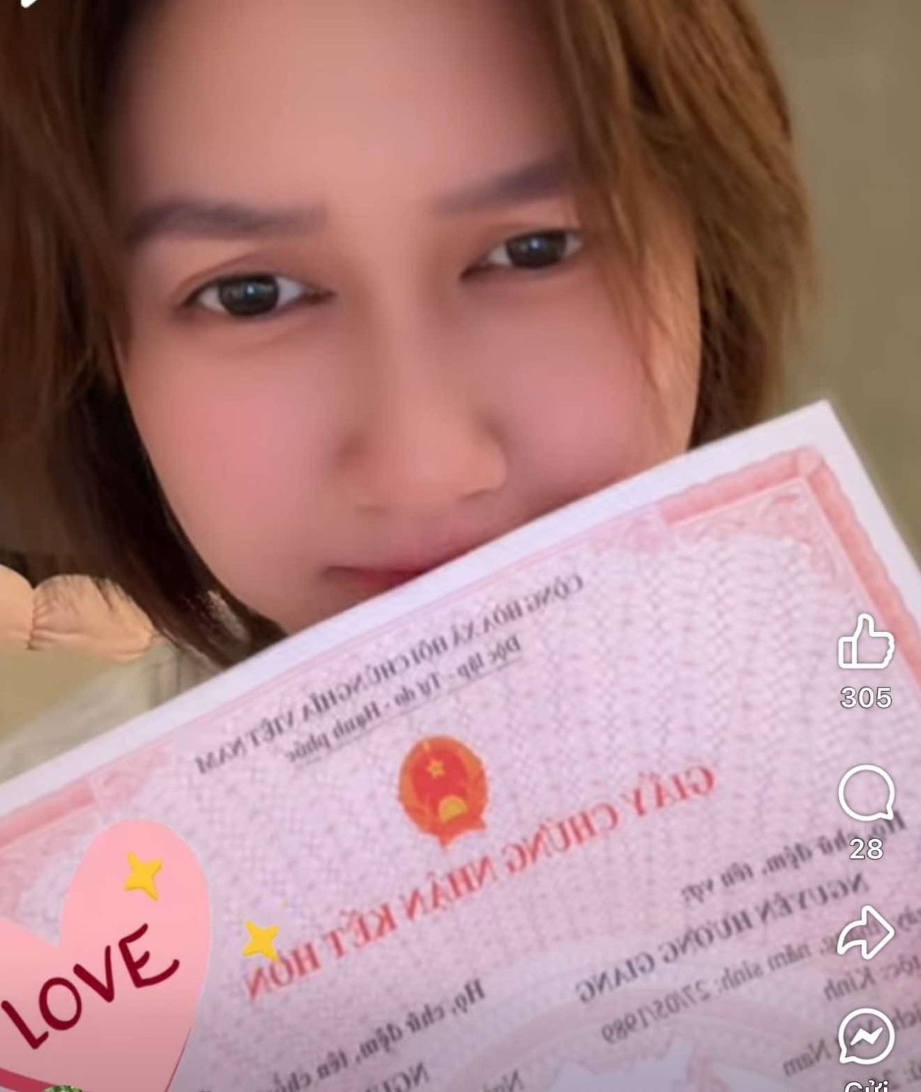 Giấy chứng nhận đăng ký kết hôn của Hương Giang Hương Giang khoe giấy đăng ký kết hôn với bạn trai