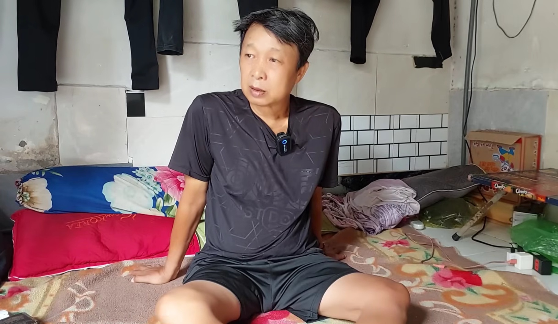 Nam nghệ sĩ đột quỵ, phải bán hết vàng: Giờ ở trọ 10m2, tình cảnh bần cùng- Ảnh 1. Nghệ sĩ Khánh Lộc trong căn phòng trọ nhỏ