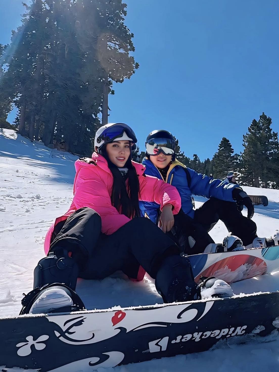 Nam ca sĩ ngồi không cũng có nửa tỷ mỗi tháng: Có 3 nhà ở Mỹ, 1 nhà ở Việt Nam, vợ 9x cực nóng bỏng- Ảnh 3. Bà xã 9x của Tiến Dũng The Men được nhận xét là xinh đẹp, vóc dáng nóng bỏng.