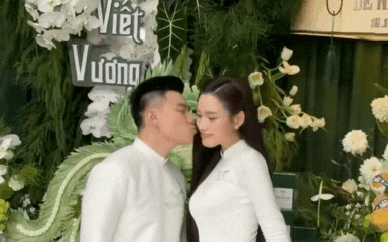 Đỗ Hà và Viết Vương trong lễ nạp tài