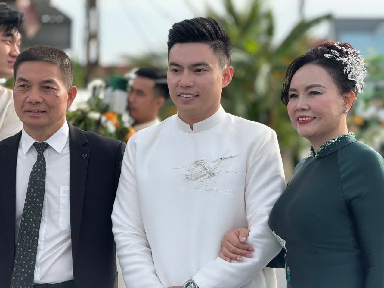 Mẹ chú rể và mẹ cô dâu thực hiện nghi thức truyền thống