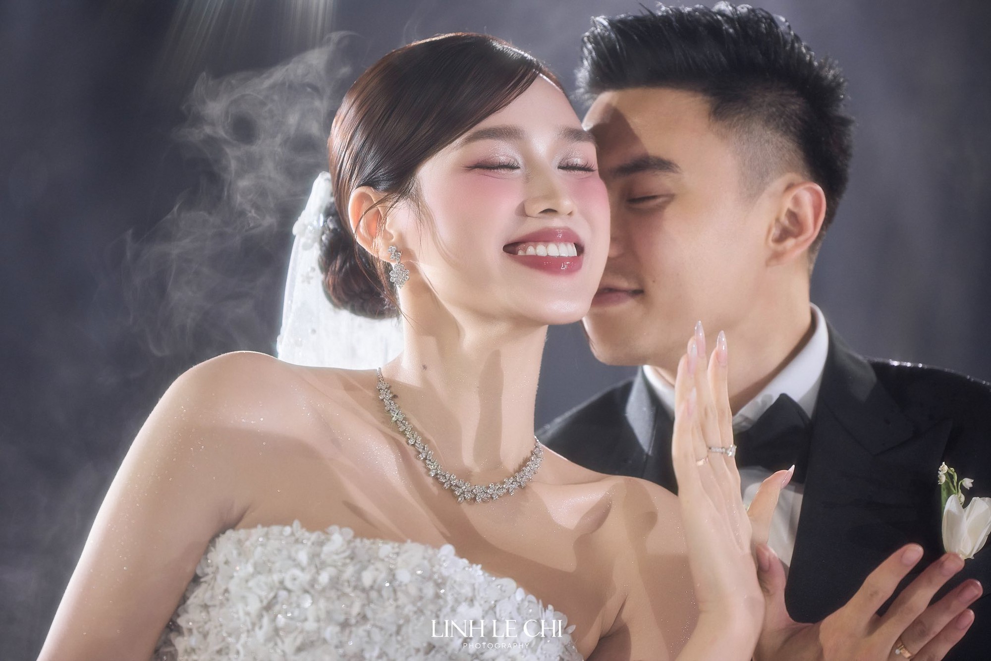 Lùm xùm của Hoa hậu Đỗ Hà dậy sóng trở lại- Ảnh 5. Hoa hậu Đỗ Hà giản dị trong ngày cưới