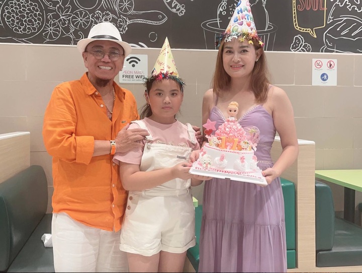 Hồng Tơ cùng gia đình