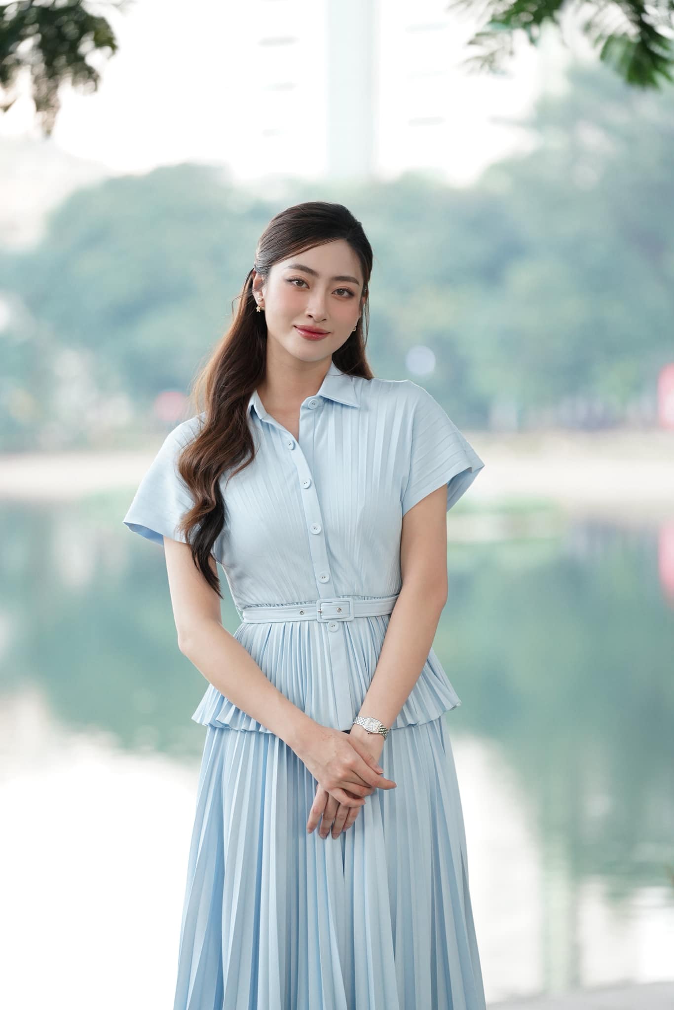 Ảnh nghi Lương Thuỳ Linh nắm tay bạn trai Hình ảnh nắm tay được cho là của Lương Thuỳ Linh và bạn trai