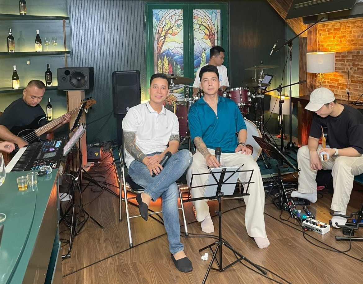 Nam ca sĩ ngồi không cũng có nửa tỷ mỗi tháng: Có 3 nhà ở Mỹ, 1 nhà ở Việt Nam, vợ 9x cực nóng bỏng- Ảnh 1. 2 thành viên của The Men. Tiến Dũng áo xanh.