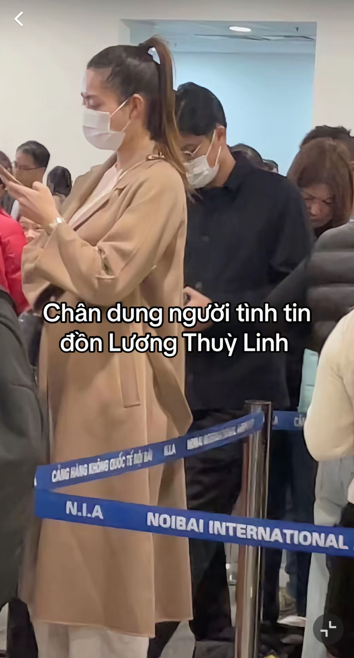 Lộ ảnh nghi Lương Thuỳ Linh xuất hiện cùng bạn trai ở sân bay Lương Thuỳ Linh và bạn trai tại sân bay