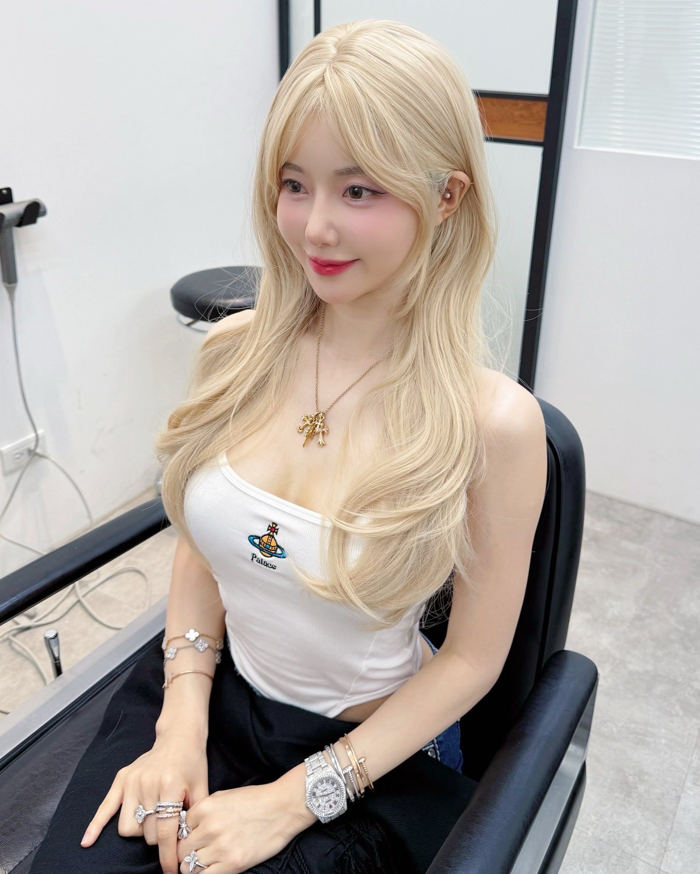 Nữ DJ suy sụp bật khóc, tóc rụng mảng lớn- Ảnh 8. DJ Soda đội tóc giả biểu diễn