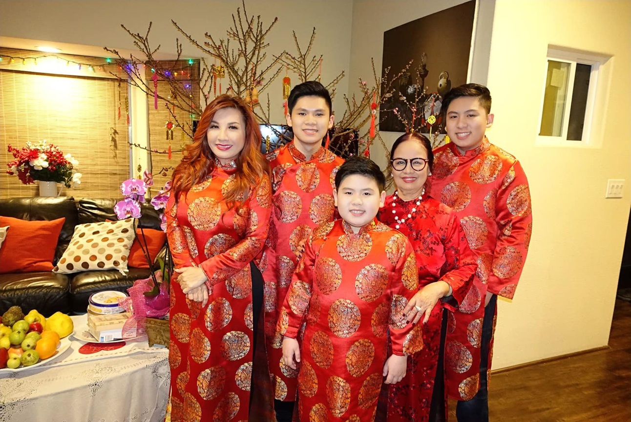 Nghệ sĩ Lưu Nga bên gia đình tại Mỹ