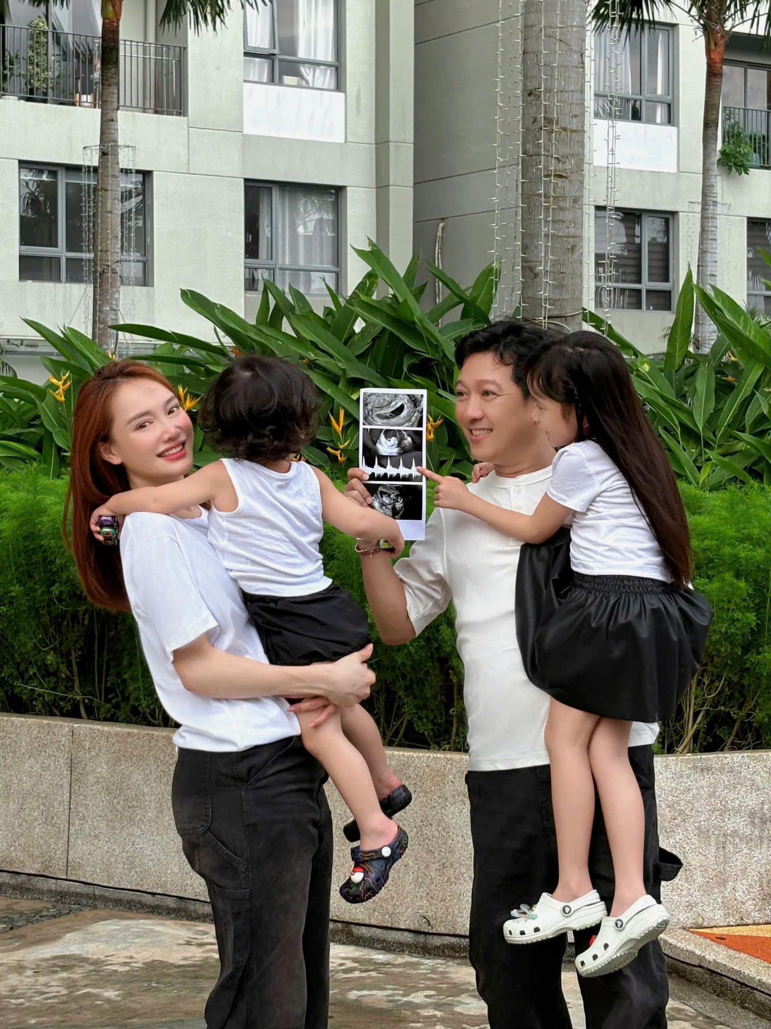 Vợ chồng Trường Giang sắp chào đón em bé thứ 3