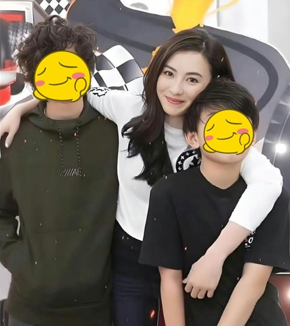 Trương Bá Chi bên hai con Minh tinh Hong Kong cùng hai con trai Lucas và Quintus