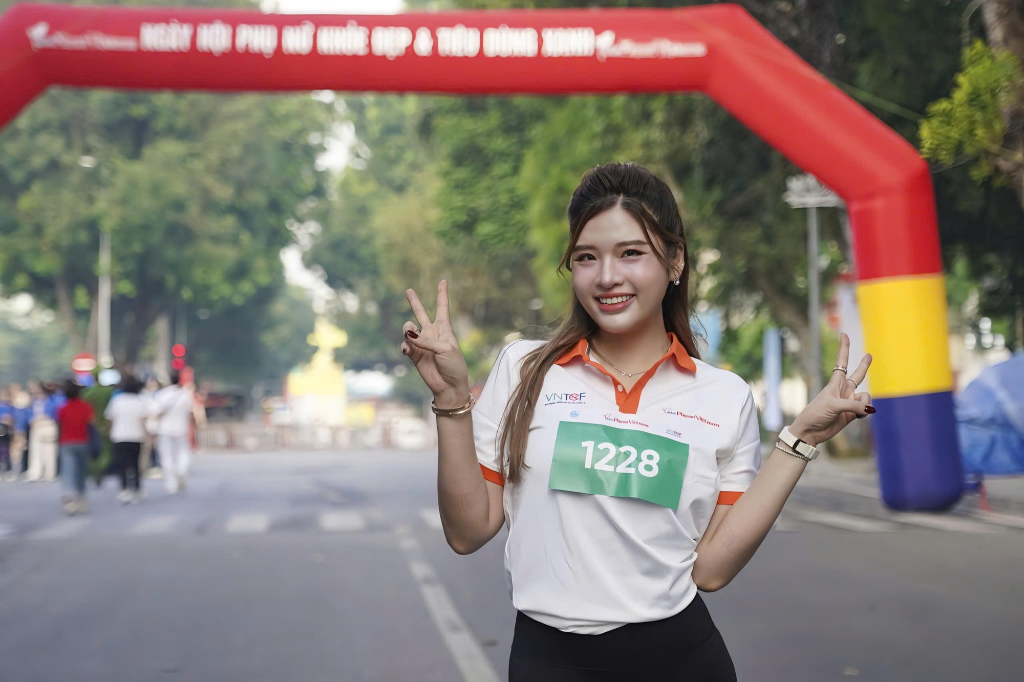 Hoa hậu Phan Hoàng Thu chụp ảnh chân dung