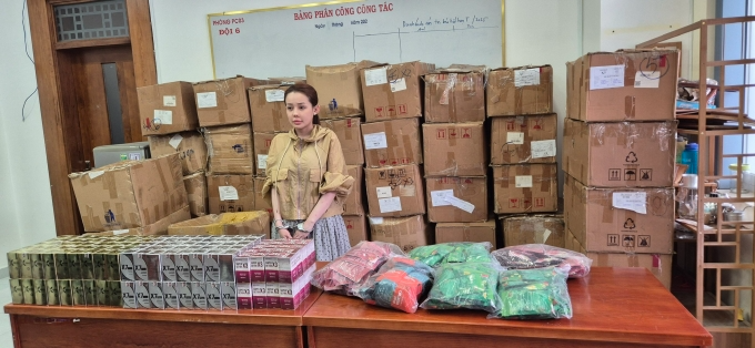 Mẹ của Ngân 98 là ai?- Ảnh 1. Ngân 98 tại cơ quan chức năng