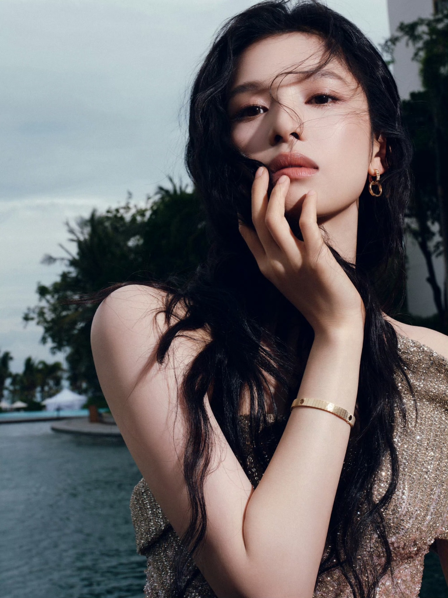 Ai photoshop cho công chúa showbiz mau bước ra xin lỗi khán giả: Visual đúng chuẩn cú lừa, không thể tin cùng 1 người- Ảnh 1. Mỹ nhân sinh năm 1999 đẹp lung linh trong bộ ảnh do studio đăng tải.