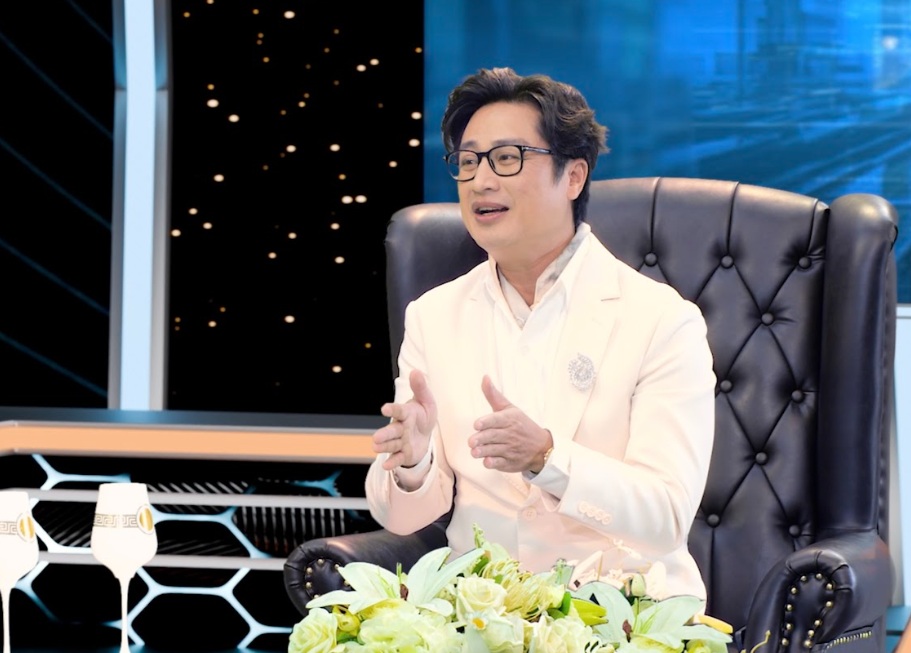 Nam MC dẫn trước 40 nghìn khán giả nói thẳng: 'Nhiều nghệ sĩ đến trễ'- Ảnh 1. MC Quốc Quân trên sân khấu đại nhạc hội