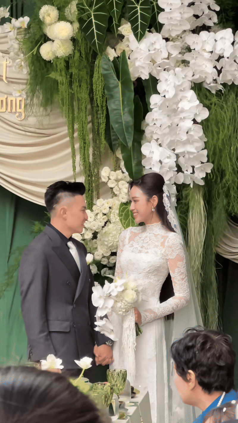 Lùm xùm của Hoa hậu Đỗ Hà dậy sóng trở lại- Ảnh 7. Khoảnh khắc thẹn thùng của Đỗ Hà với chồng