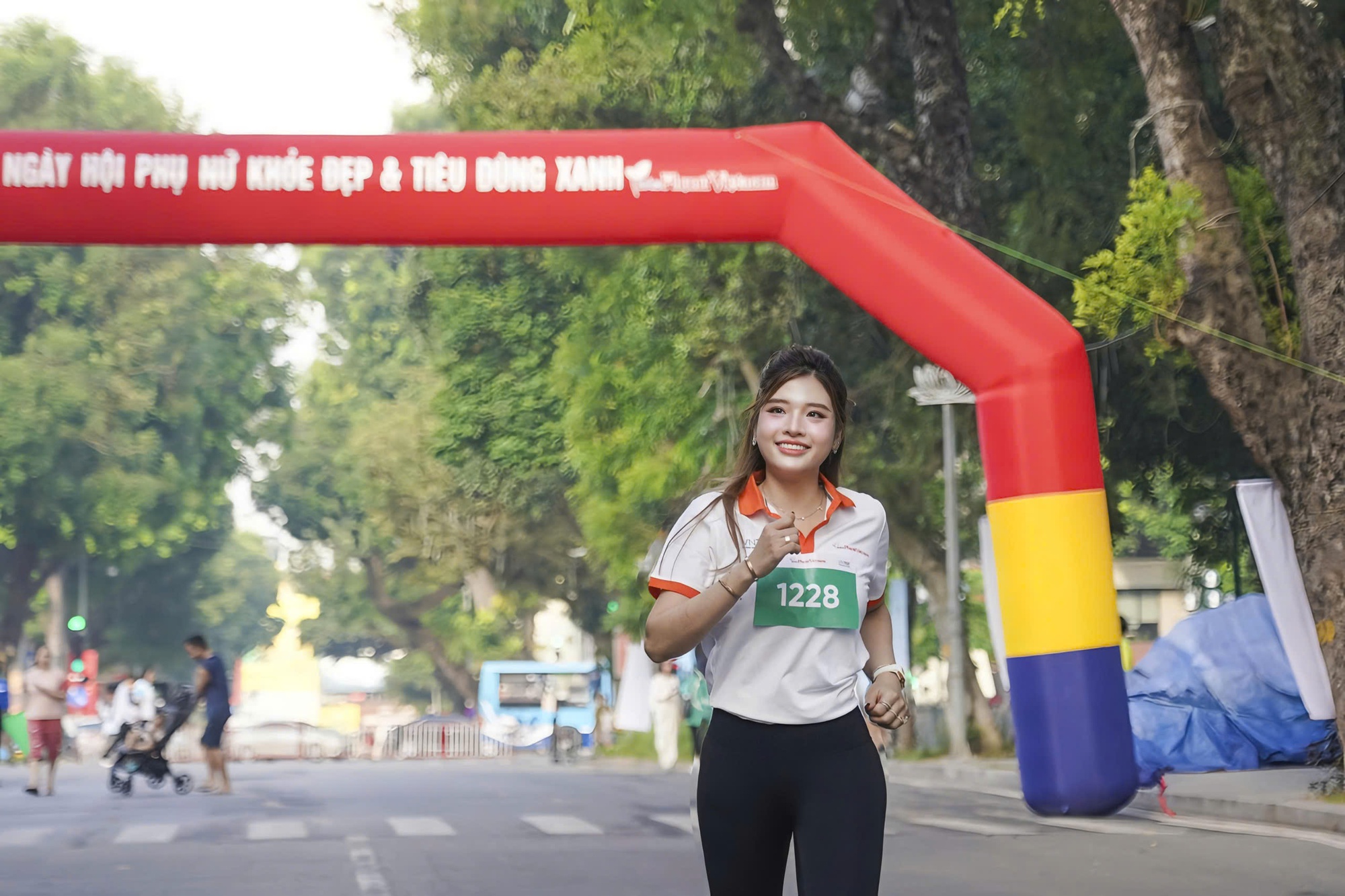 Hoa hậu Phan Hoàng Thu trong trang phục công sở